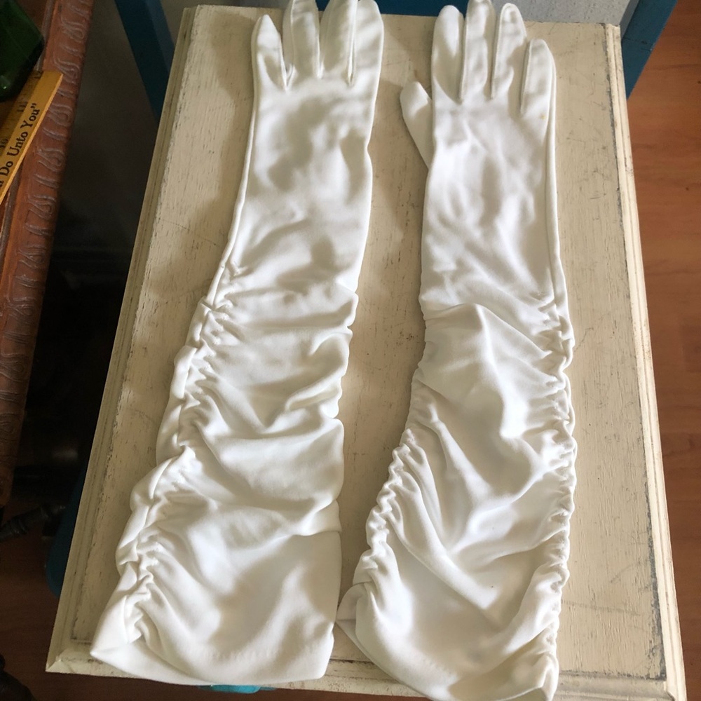 3/4 Length Vintage White Gloves - Picture 2 of 12